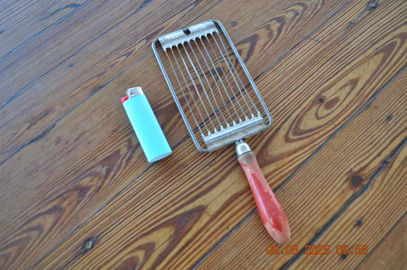 Vintage Tomato Cutter Slicer (red handle)