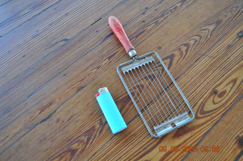 Vintage Tomato Cutter Slicer (red handle)
