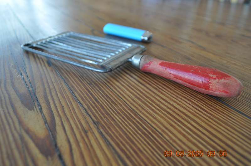 Vintage Tomato Cutter Slicer (red handle)