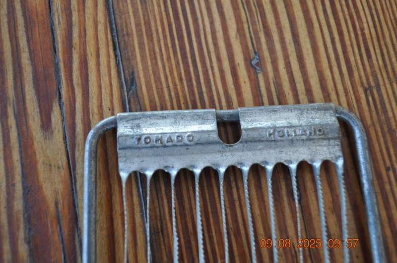 Vintage Tomato Cutter Slicer (red handle)