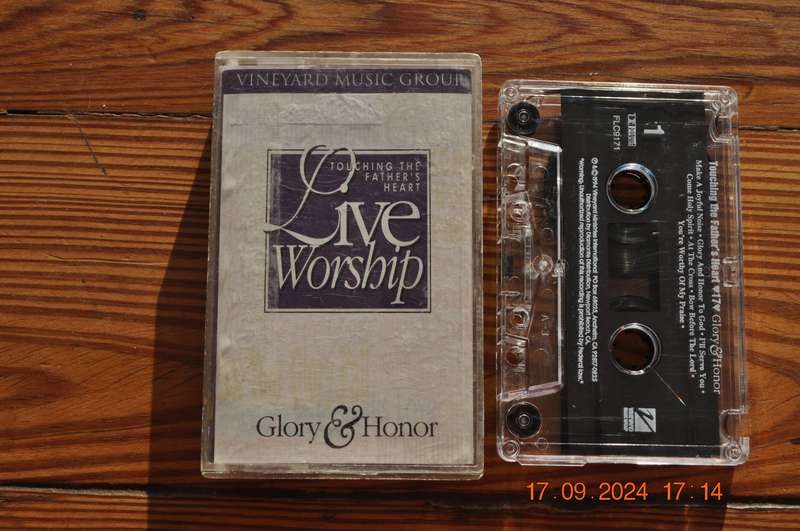 Touching The Father's Heart - Glory & Honor (Cassette)