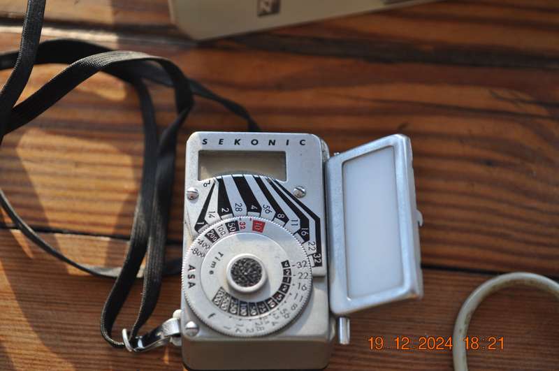 Vintage Camera Flashes and Light Meter (as is)