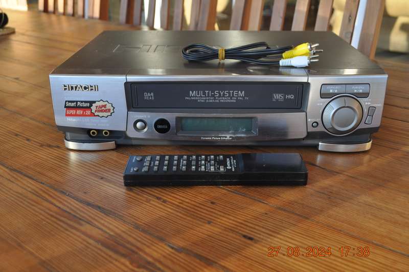 Hitachi VHS Video Cassette Player With Remote (tested working)