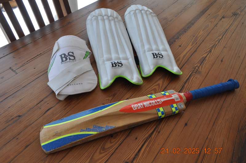 Cricket Bat and Pads For Boys 8-10 Years