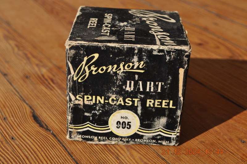 Vintage Dart Spin-Cast No 905 Reel (in box)