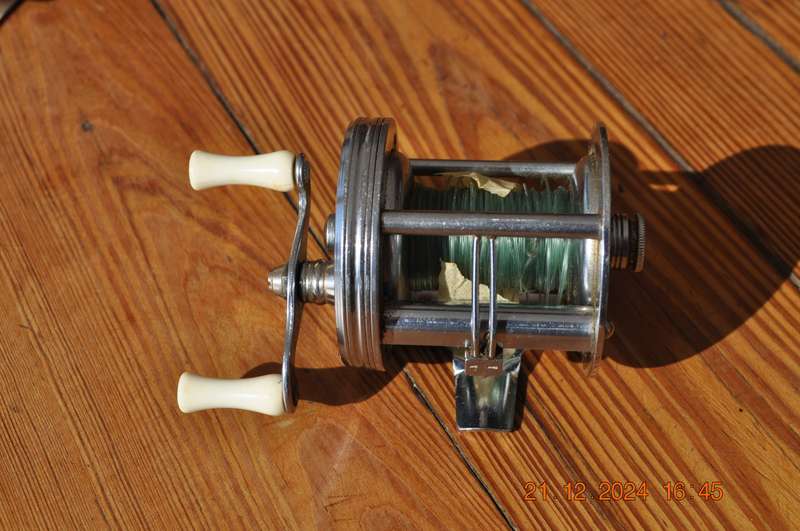 Vintage Bronson Fleetwing Casting Fishing Reel