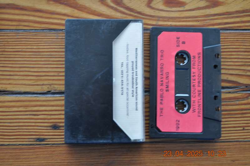 Pablo Navarro Trio - Smiling (Cassette)