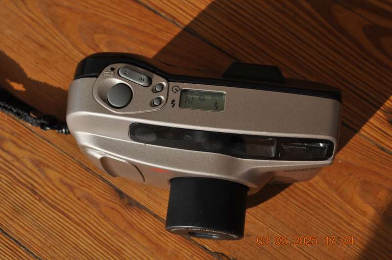 Minolta Riva Zoom 70 35mm Film Camera (flash not working)