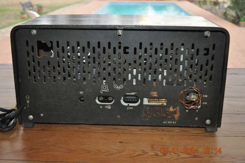 Vintage 1960s Phillips Tube Radio