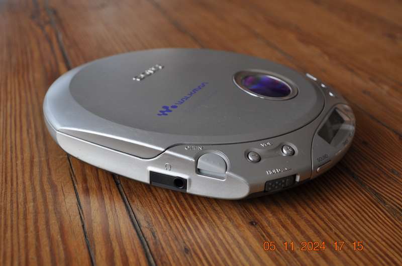 Vintage Sony CD Walkman D-E350 (working)