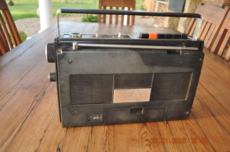 Vintage Hitachi Radio Cassette (selling as is)