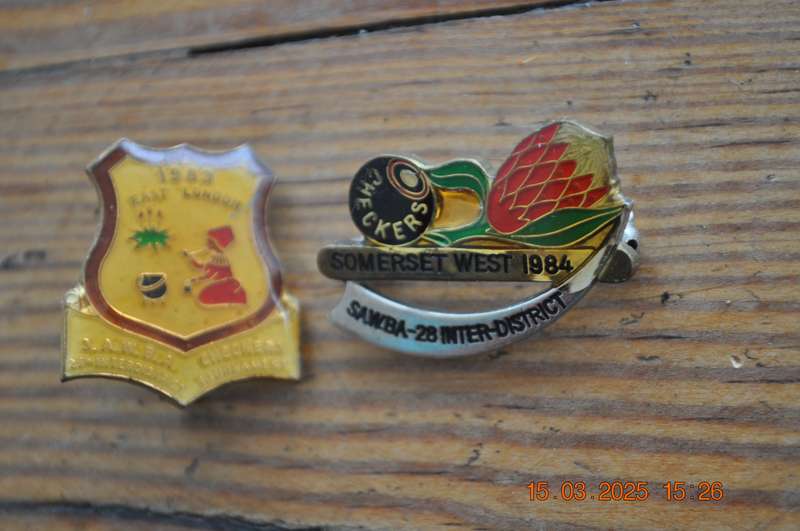 Vintage Bowing Bowls Pins Badges