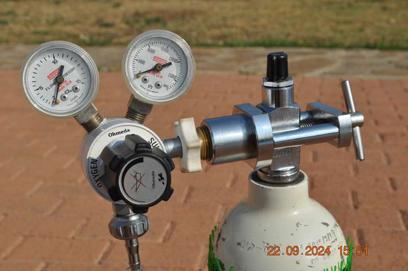 Oxygen Bottle With Regulator