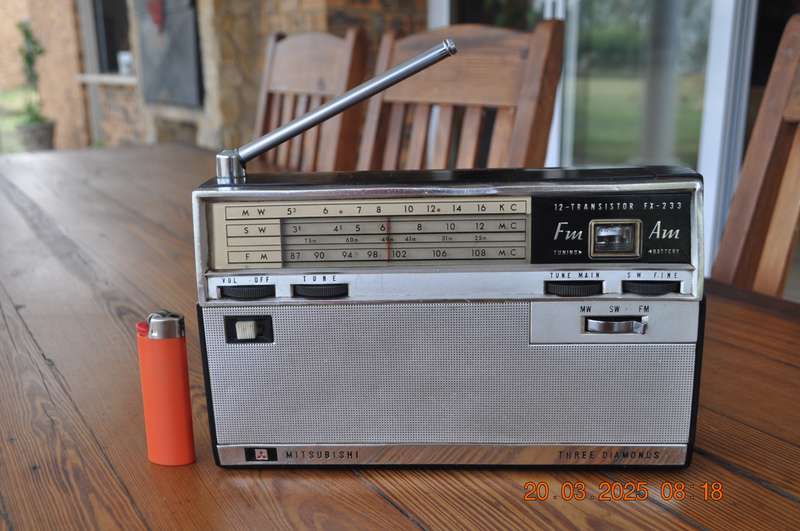 Vintage Mitsubishi Three Diamonds FM/AM Transistor Radio