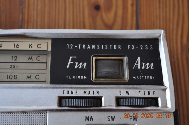 Vintage Mitsubishi Three Diamonds FM/AM Transistor Radio