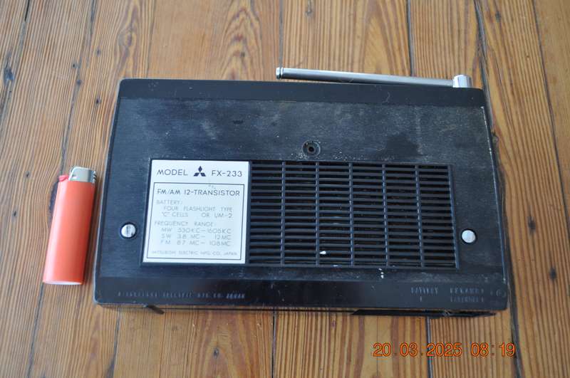 Vintage Mitsubishi Three Diamonds FM/AM Transistor Radio