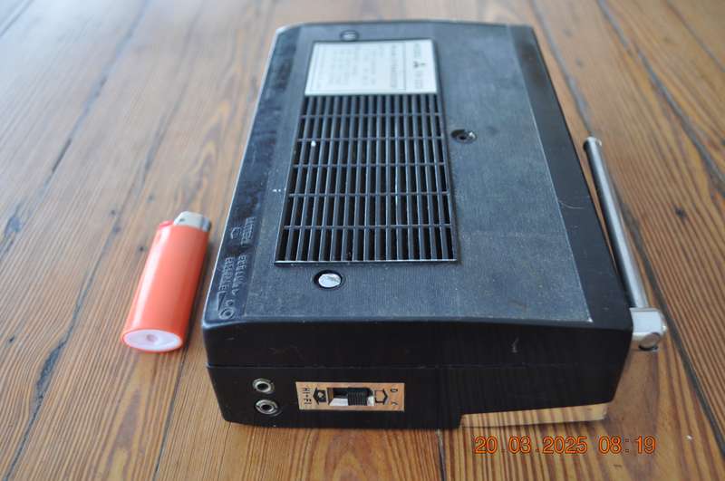 Vintage Mitsubishi Three Diamonds FM/AM Transistor Radio