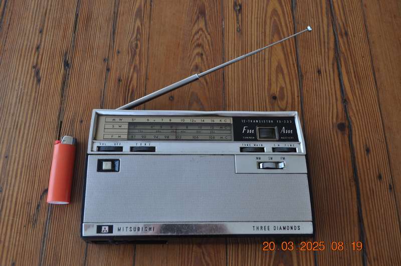 Vintage Mitsubishi Three Diamonds FM/AM Transistor Radio