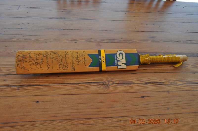 Gunn and Moore Cricket Bat Singed By South Africa