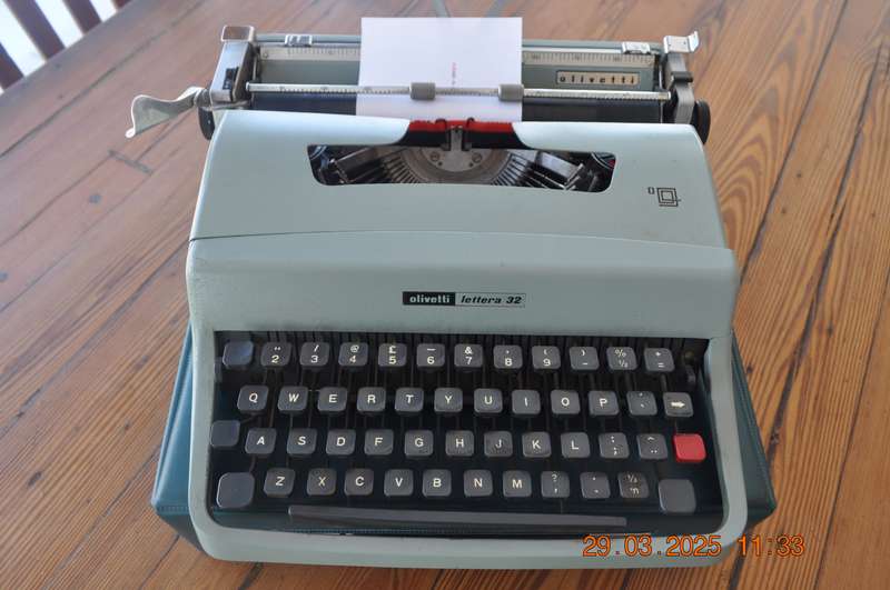 Vintage Olivetti Lettera 32 Typewriter (as is)