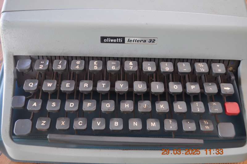 Vintage Olivetti Lettera 32 Typewriter (as is)
