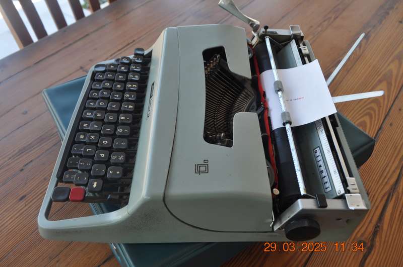 Vintage Olivetti Lettera 32 Typewriter (as is)