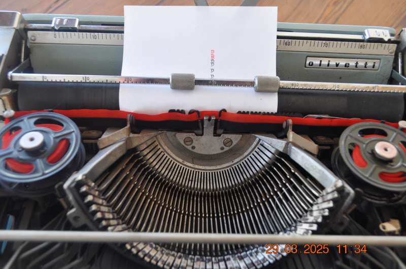 Vintage Olivetti Lettera 32 Typewriter (as is)