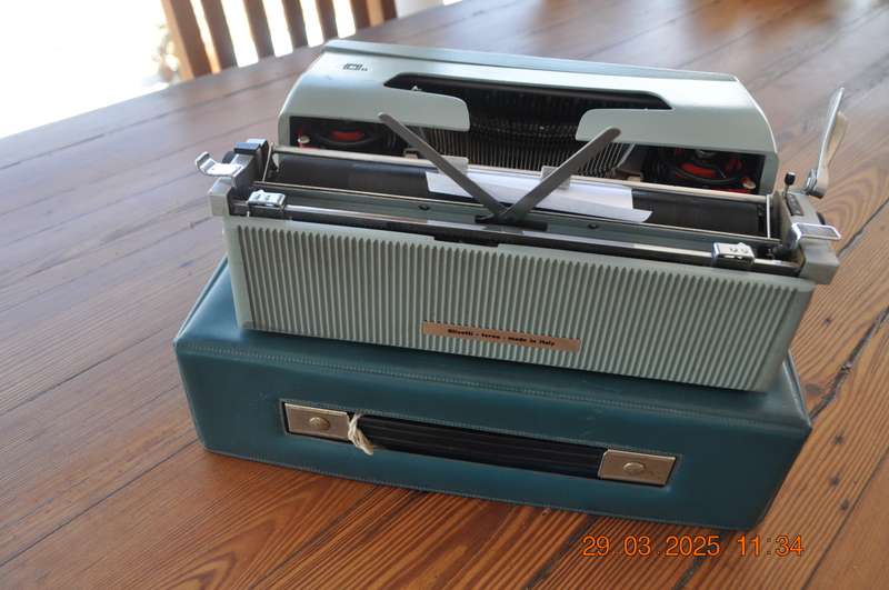 Vintage Olivetti Lettera 32 Typewriter (as is)