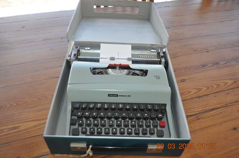 Vintage Olivetti Lettera 32 Typewriter (as is)
