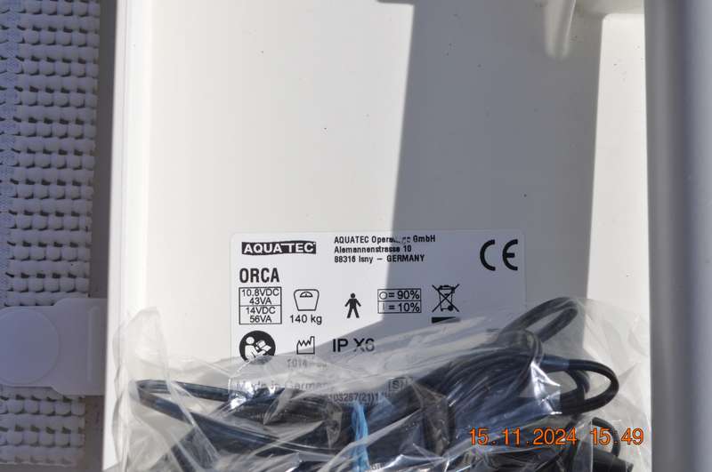 AquaTec Bath Lift Chair (like new)