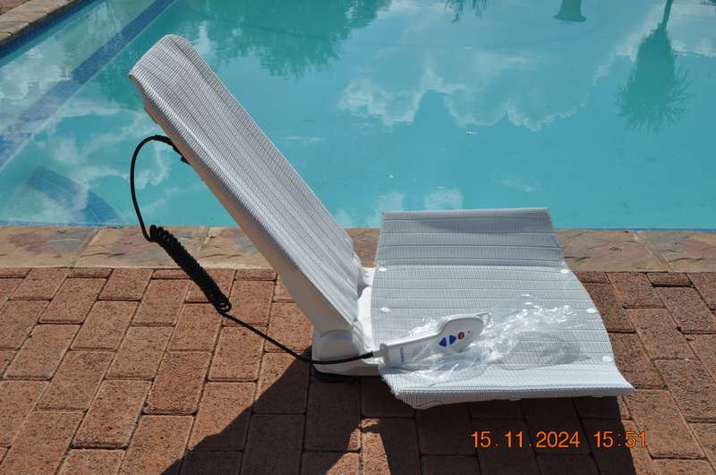 AquaTec Bath Lift Chair (like new)