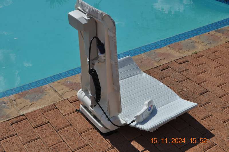 AquaTec Bath Lift Chair (like new)