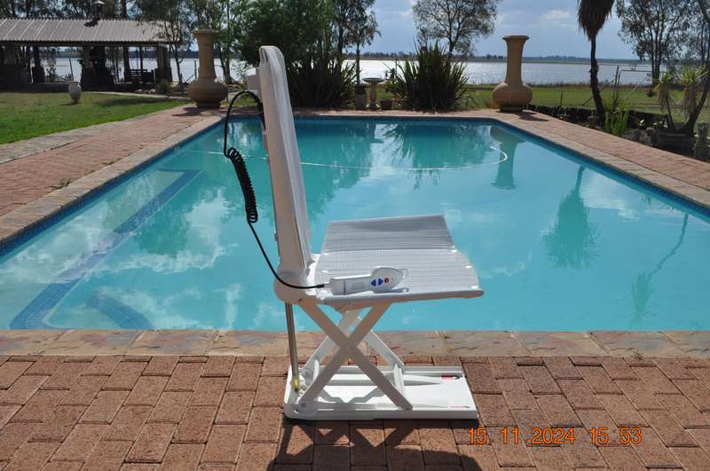 AquaTec Bath Lift Chair (like new)