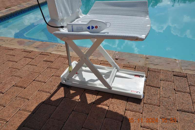AquaTec Bath Lift Chair (like new)