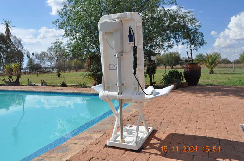 AquaTec Bath Lift Chair (like new)