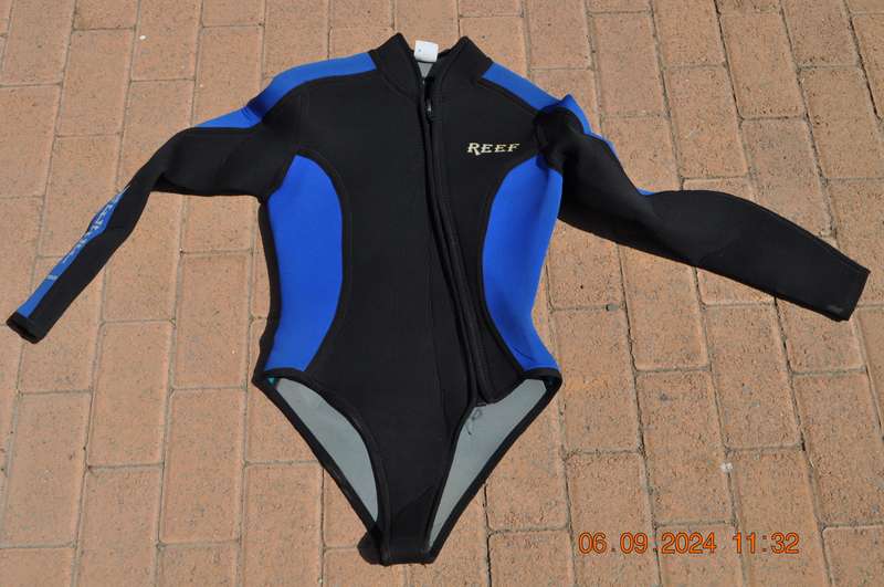 Reef 2 Piece Wetsuit Size Large (5mm)