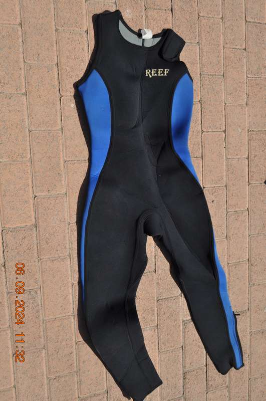 Reef 2 Piece Wetsuit Size Large (5mm)