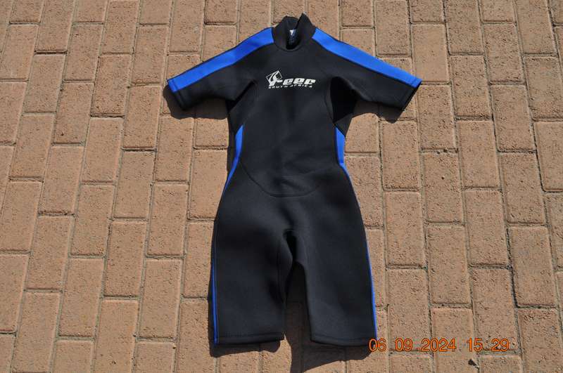 Reef Shorty Wetsuit Size Small (3mm)