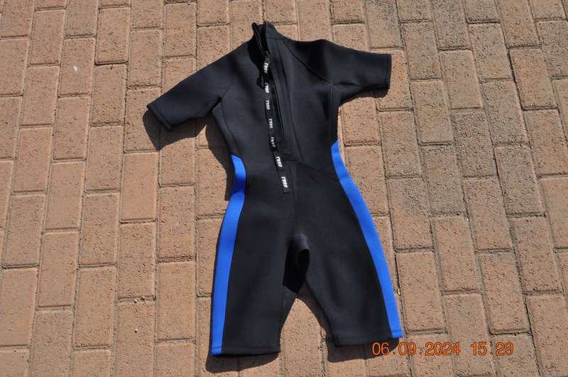 Reef Shorty Wetsuit Size Small (3mm)