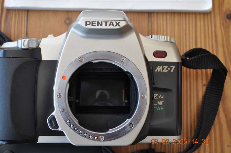 Vintage Canon MZ -7 35mm Film Camera (not working)