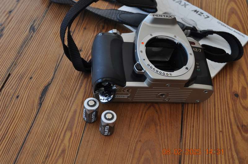 Vintage Canon MZ -7 35mm Film Camera (not working)