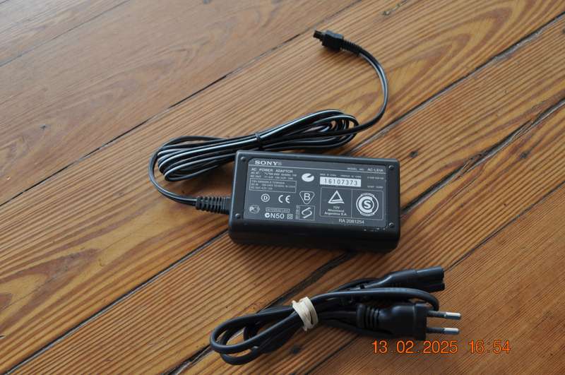 Original Sony Cybershot Digital Camera Battery Charger