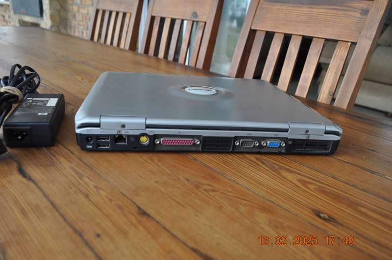 Retro Pentium 4 Compaq Laptop
