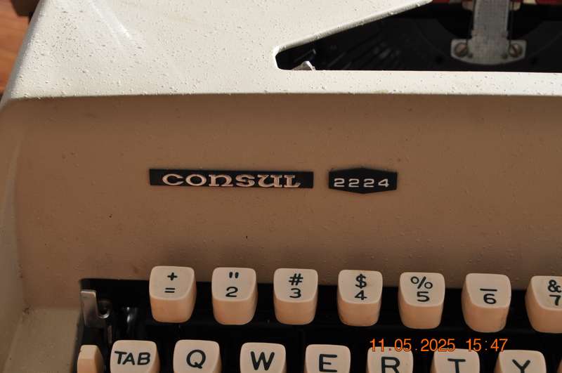 Vintage Consul 2224 Typewriter (working)