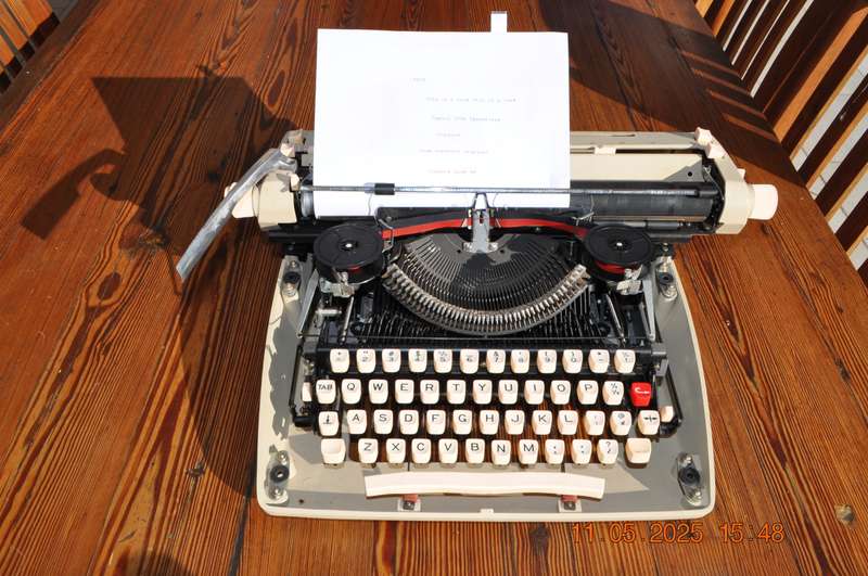 Vintage Consul 2224 Typewriter (working)