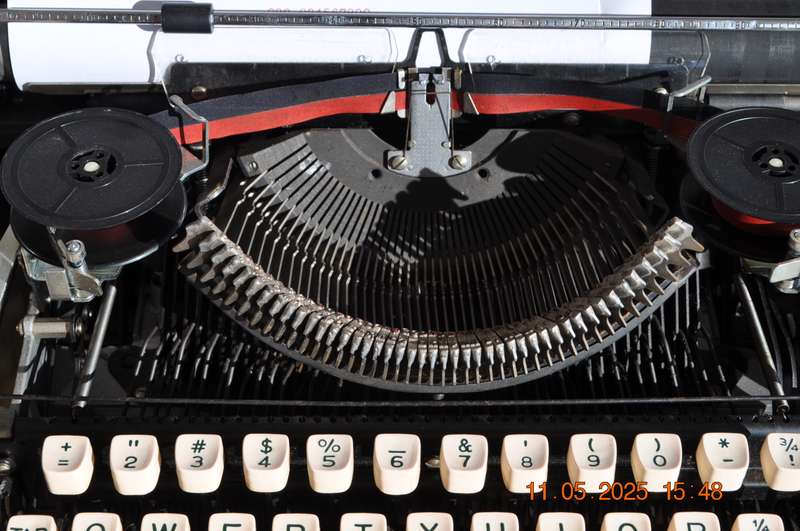 Vintage Consul 2224 Typewriter (working)