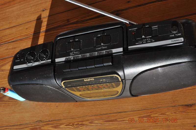 Vintage Sanyo Boom Box Am/FM Radio Cassette Player (please read)