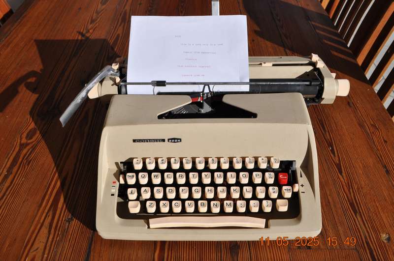 Vintage Consul 2224 Typewriter (working)