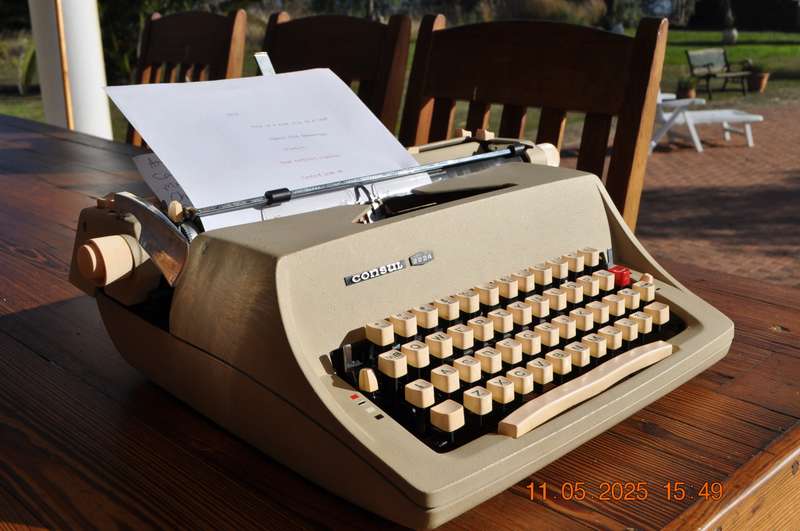 Vintage Consul 2224 Typewriter (working)