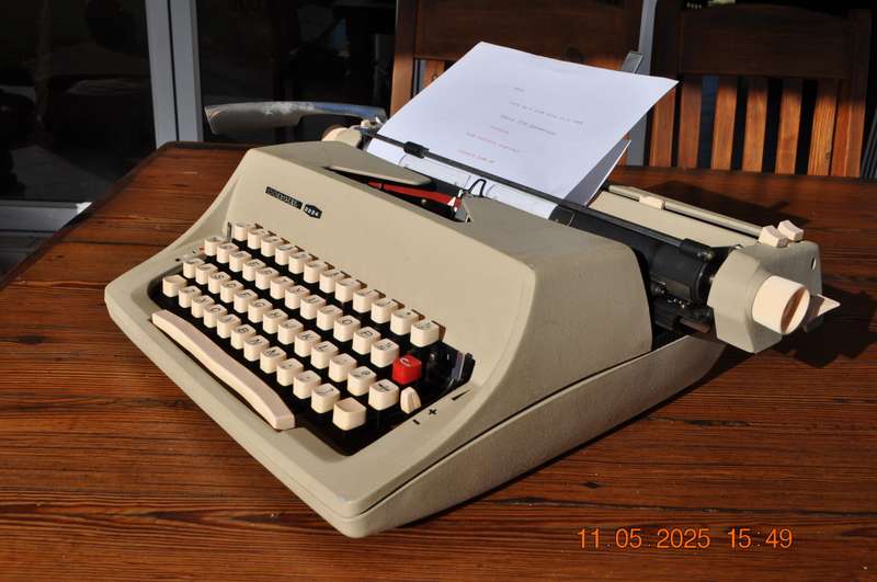 Vintage Consul 2224 Typewriter (working)